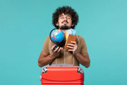 Uomo contento di fare una vacanza di coppia separata